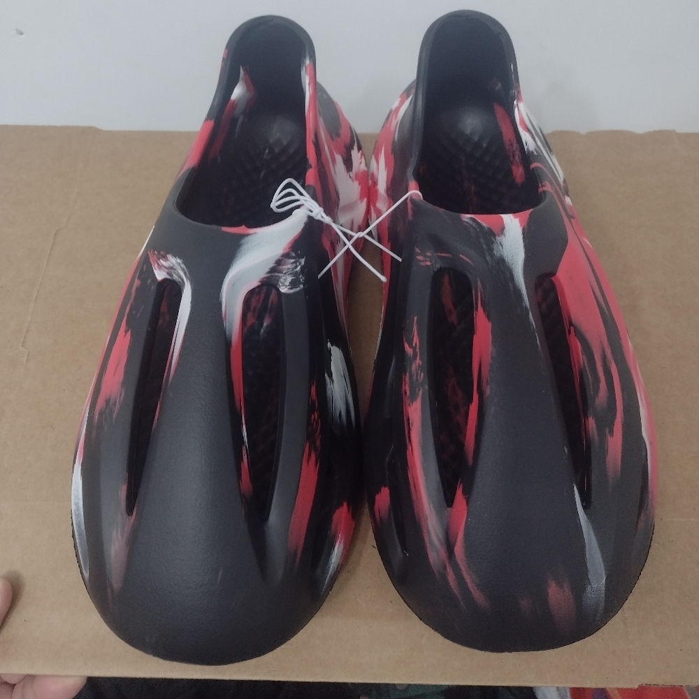 FOAM RUNNERS RED/BLK/WHITE SIZE 12 MEN ATHLETIC/FASHION HIGH LEVEL COMFORT SHOES